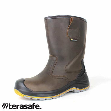 Safety shoes for oil & gas industry with fuel-resistant sole and SRA rating